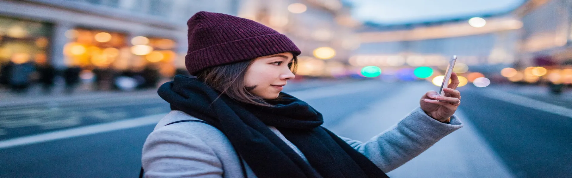Frau mit Handy in der Hand