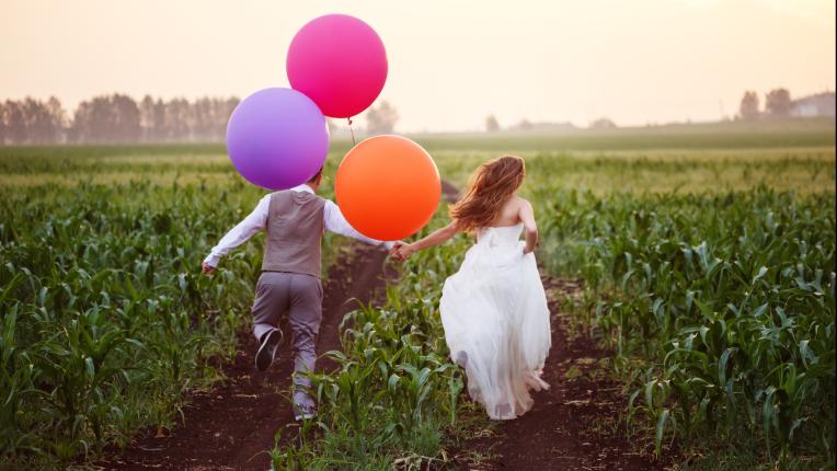 Hochzeitspaar mit Heliumballons