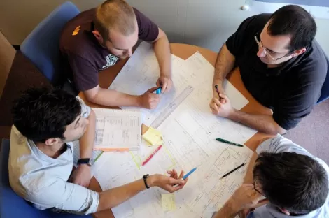 Mitarbeiter_brainstormen_am_Tisch