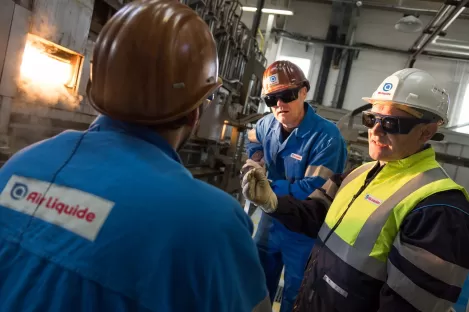 air liquide mitarbeiter am hochofen