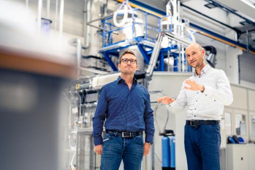 Auf Augenhöhe: Markus Meier, leitender Forschungsingenieur bei Air Liquide (links), und Sebastian Reinecke