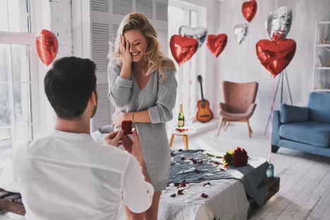 Heiratsantrag mit Heliumballons