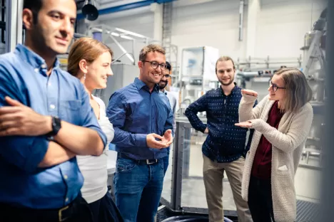 Lösungsorientiert: Intensive Diskussionen wie hier vor Ort im HZDR-Labor bringen die Zusammenarbeit voran