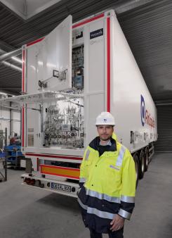 Zwei Jahre Verhandlungen haben sich für Wasserstoffmanager Oliver Meier gelohnt: Das neue Abfüllcenter versorgt bald den Schwerlastverkehr