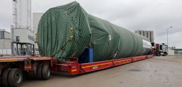 Erster Großtank für neue Air Liquide-Luftzerlegungsanlage: Der 24 Meter hohe Tank hat eine fast zweimonatige Schiffsreise von China bis nach Europa zurückgelegt