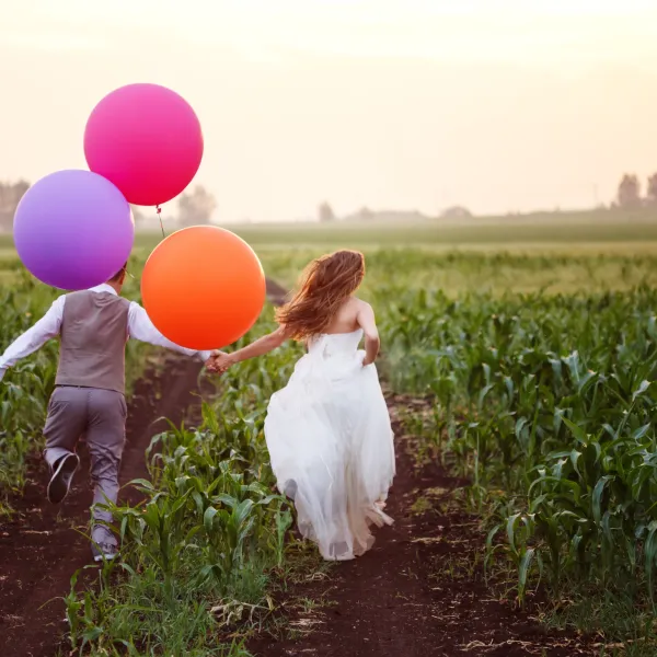Hochzeitspaar mit Heliumballons