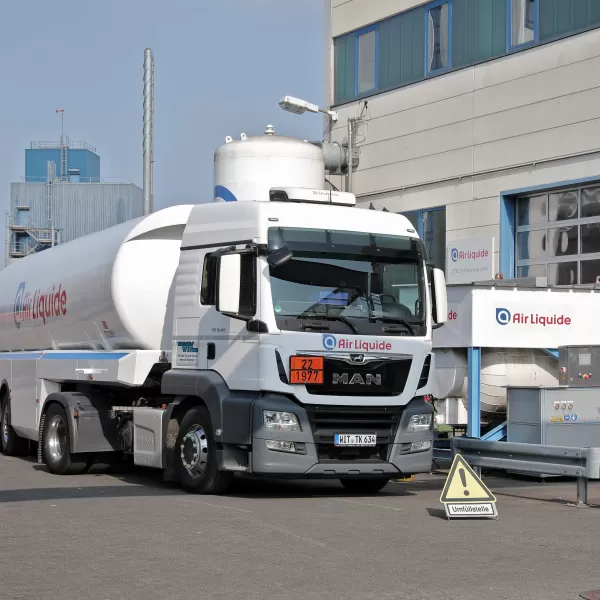 Die Voraussetzungen für eine Ausbildung zum Gasefahrer: LKW-Führerschein, sowie ein ADR-Schein für den Transport von Gefahrgütern. 