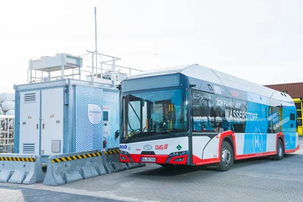 Mobile Tankstelle mit Wasserstoff-Bus