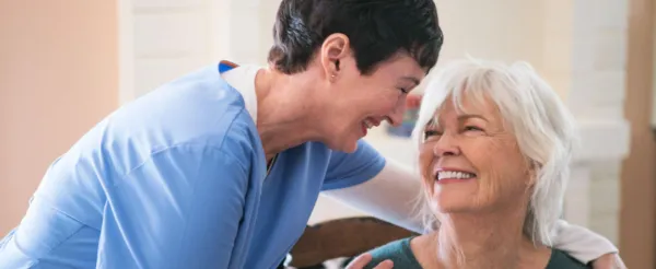 Home Healthcare Pflegerin mit Seniorin