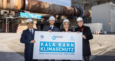 -Le Van, Perterer, Neubaur, Köfler vor dem Lhoist-Kalkwerk Flandersbach