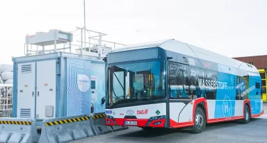 Mobile Tankstelle mit Wasserstoff-Bus