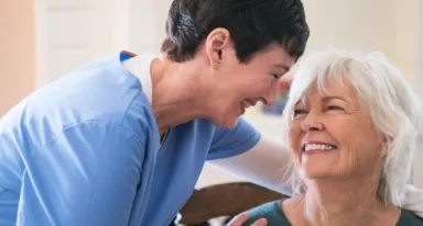 Home Healthcare Pflegerin mit Seniorin