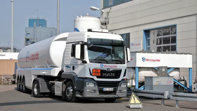 Die Voraussetzungen für eine Ausbildung zum Gasefahrer: LKW-Führerschein, sowie ein ADR-Schein für den Transport von Gefahrgütern. 