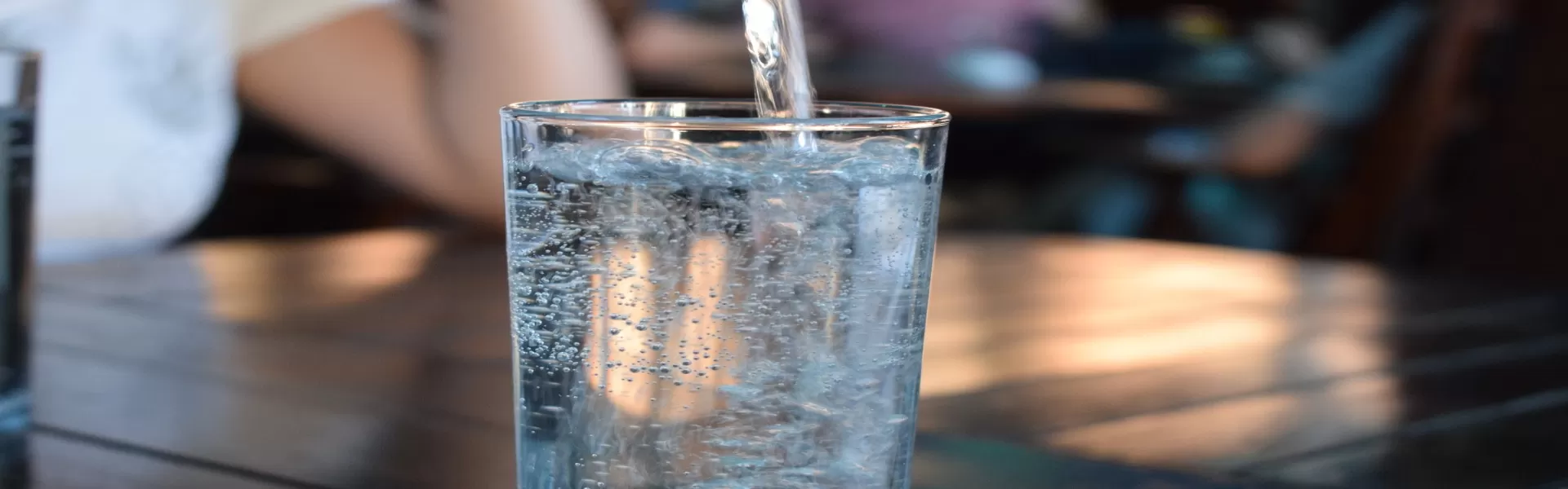 Glas Mineralwasser