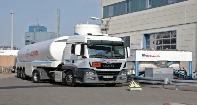 Die Voraussetzungen für eine Ausbildung zum Gasefahrer: LKW-Führerschein, sowie ein ADR-Schein für den Transport von Gefahrgütern. 