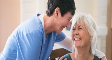 Home Healthcare Pflegerin mit Seniorin